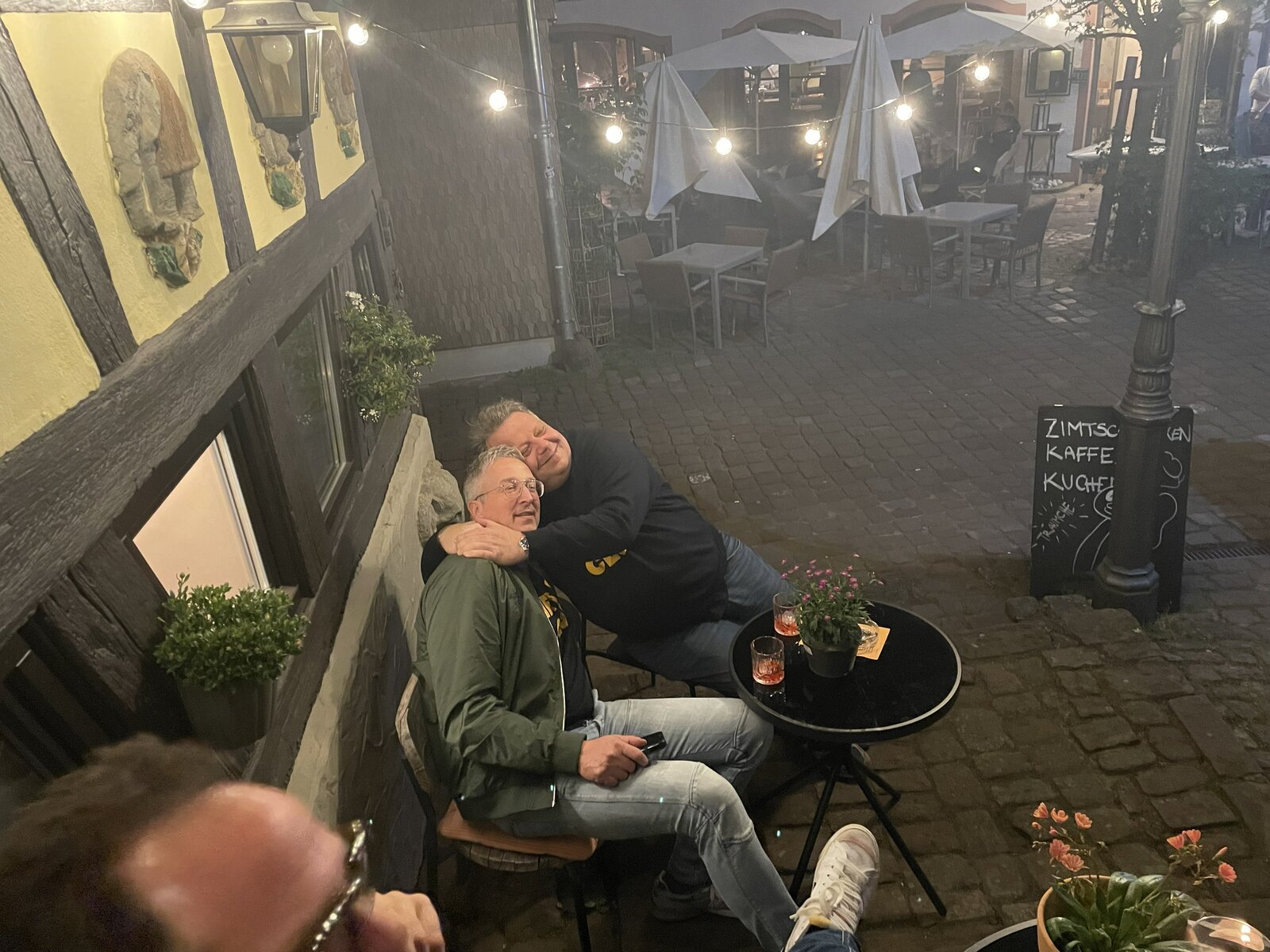 Zwei Clubmitglieder im METT 911-Shirt am späten Abend in der Michelstädter Altstadt