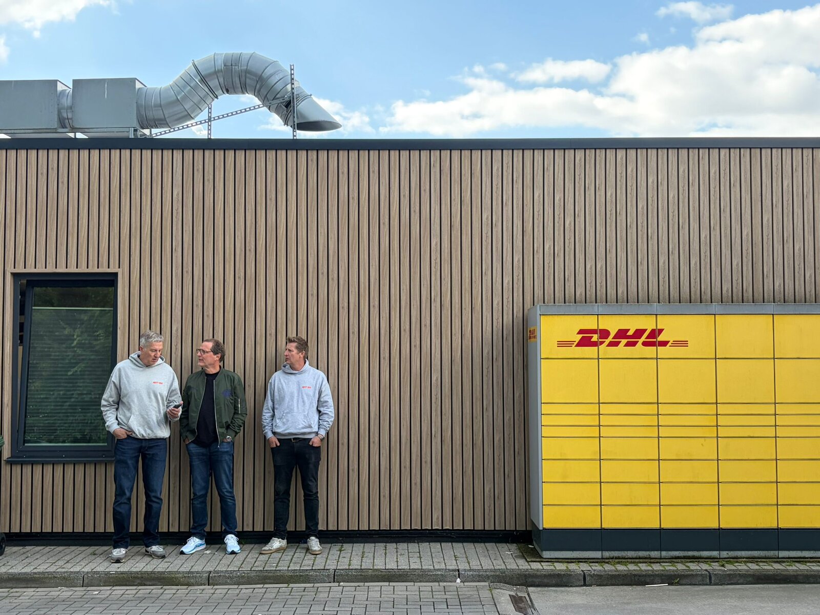 Drei Clubmitglieder am Sammelpunkt vor der Fähre