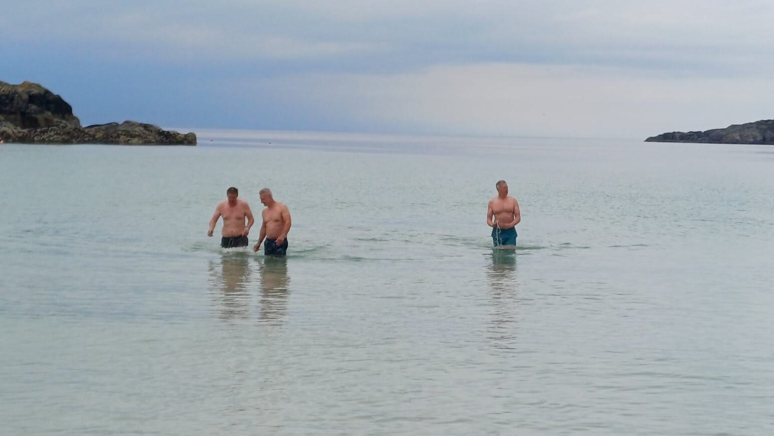 Drei Clubmitglieder im Wasser am Durness Beach